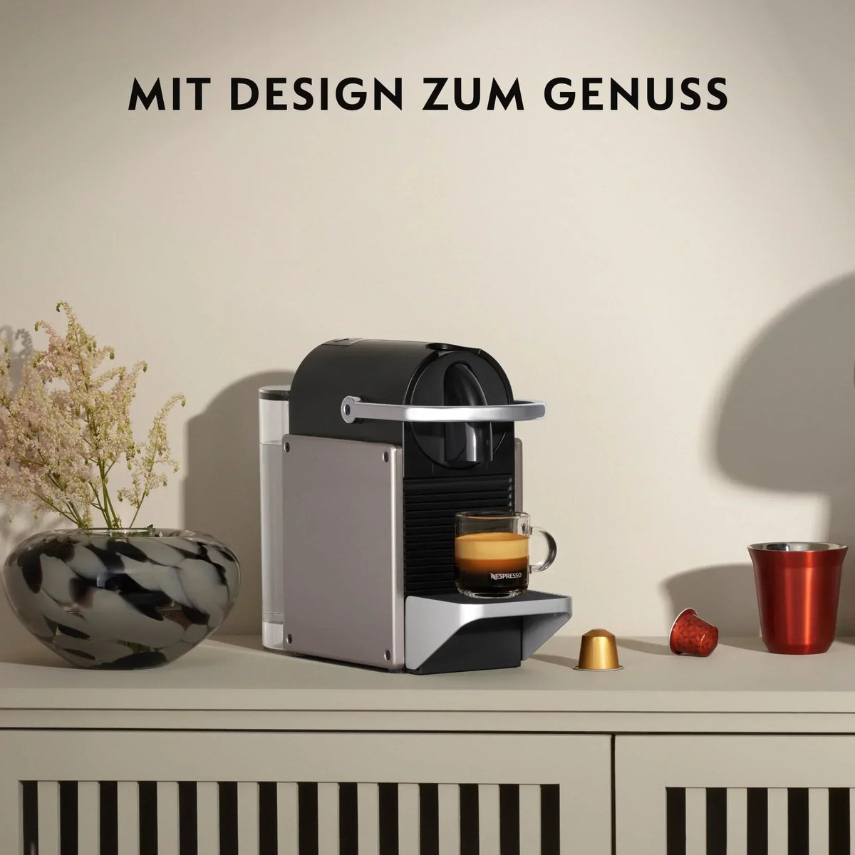 2025 Ekspres do kawy na kapsułki Krups Nespresso Pixie Redesign | Espresso i Lungo | Styl industrialny | Niskie zużycie energii | Automatyczne wyłączanie | Regulowana tacka | Kapsułki nadające się do recyklingu | Model XN306T