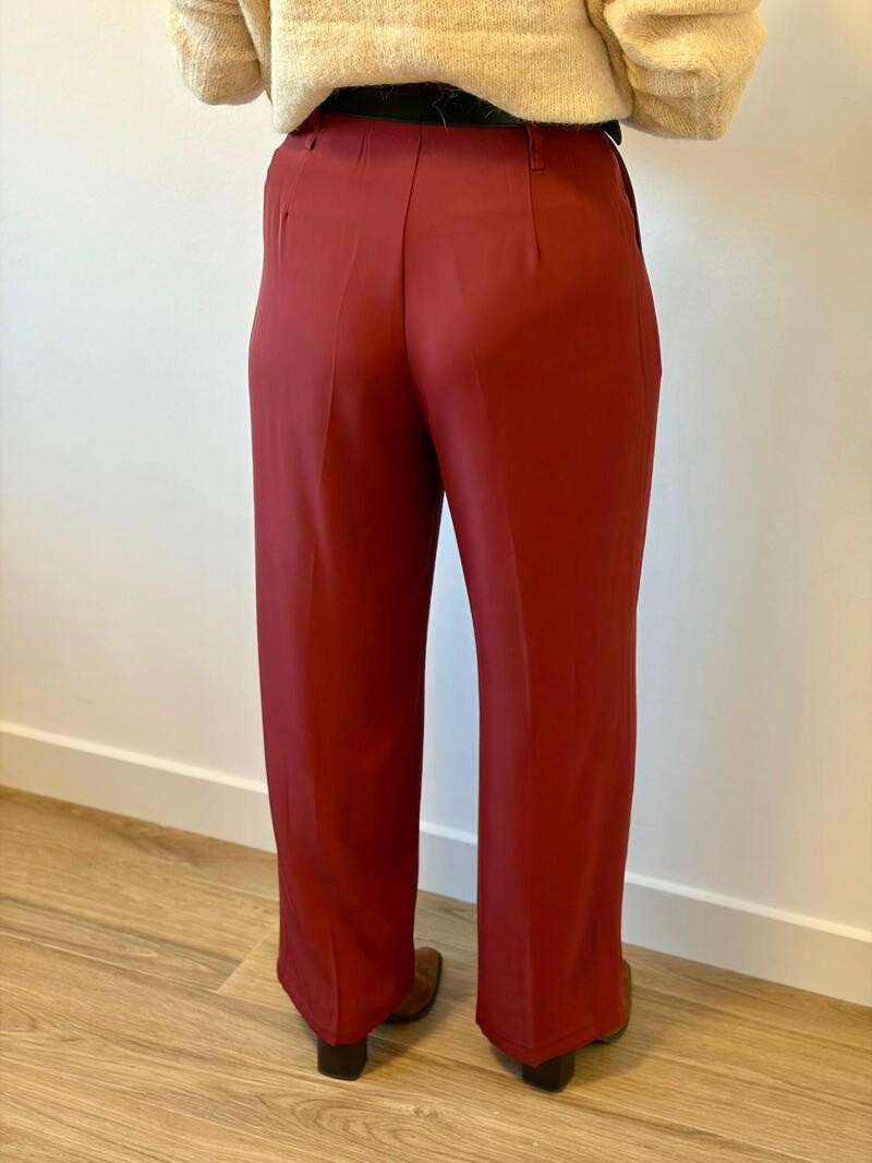 Pantalón pinzas cinturón burdeos