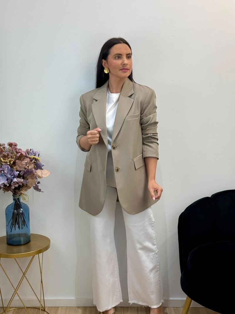 Blazer recta hombreras arena
