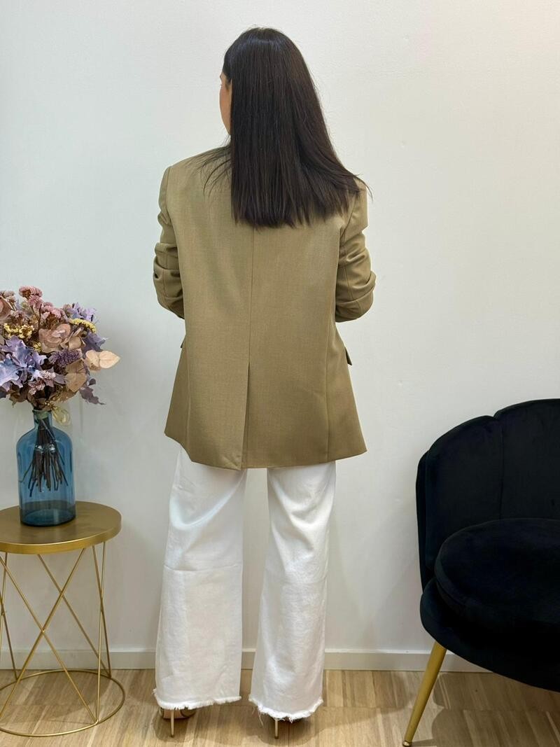 Blazer recta doble botonadura camel