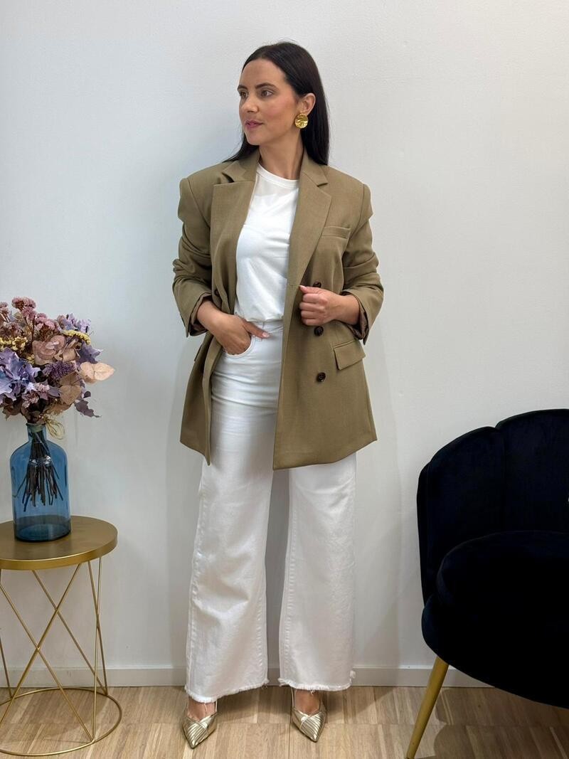 Blazer recta doble botonadura camel