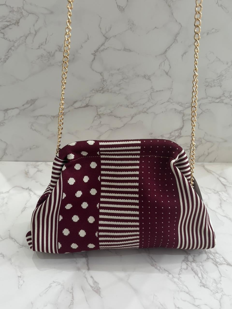 Bolso clutch burdeos rayas y puntos